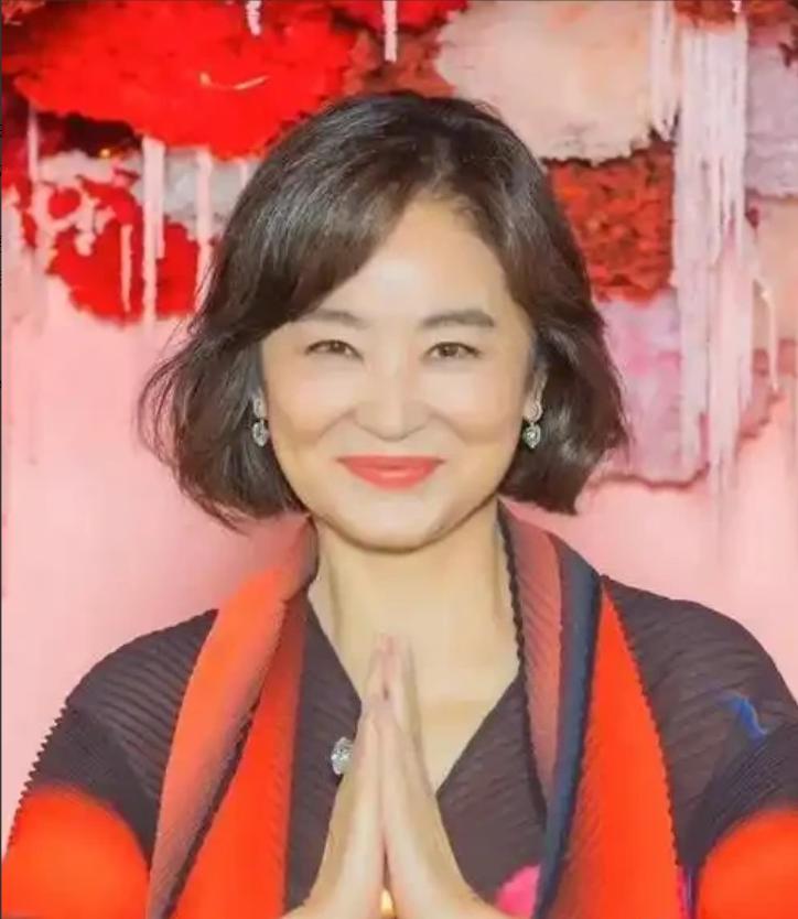林青霞，冲上热搜。

7月20日，谢贤去世后，他的好友林青霞突然冲上了热搜。港媒