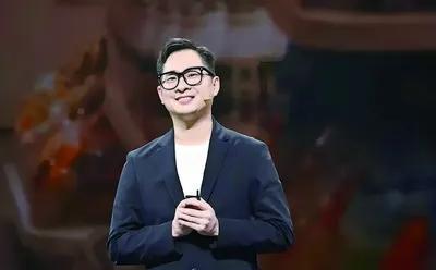 2019年，赵定在江西宜春开了一家零食店，取名叫“赵一鸣”，记者问他：“为什么要