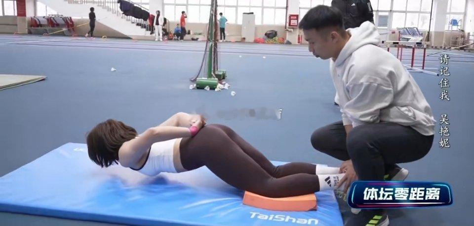 吴艳妮秀天花板级核心力量国家级的运动员没有一个简单的，吴艳妮这核心力量太强了，秀