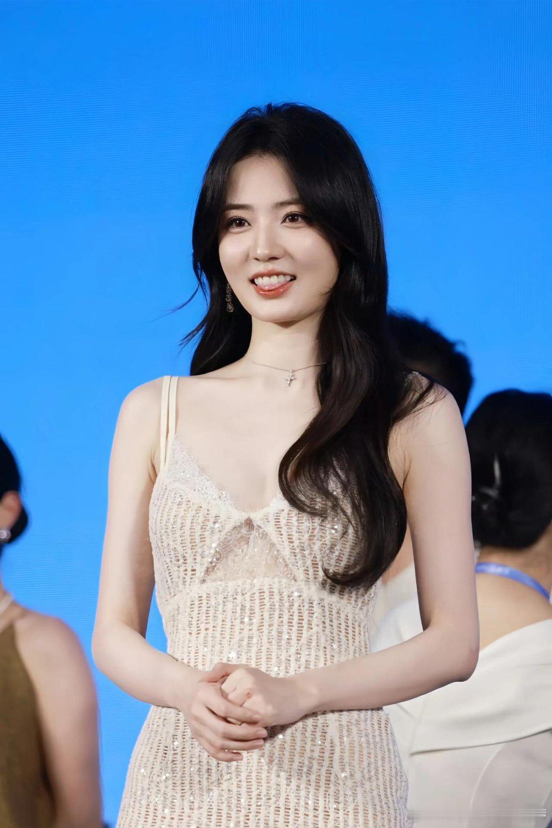 徐璐真的是内娱顶级甜妹，吐舌头的样子好可爱啊！ 