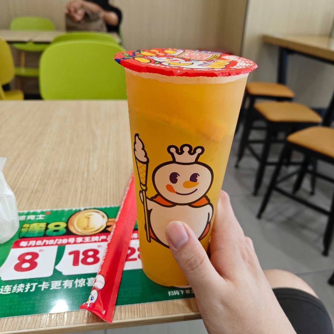 整个午餐先别说今天德克士店员还多给了一块吃饱喝足晚点再去逛逛[坏笑][坏笑] ​