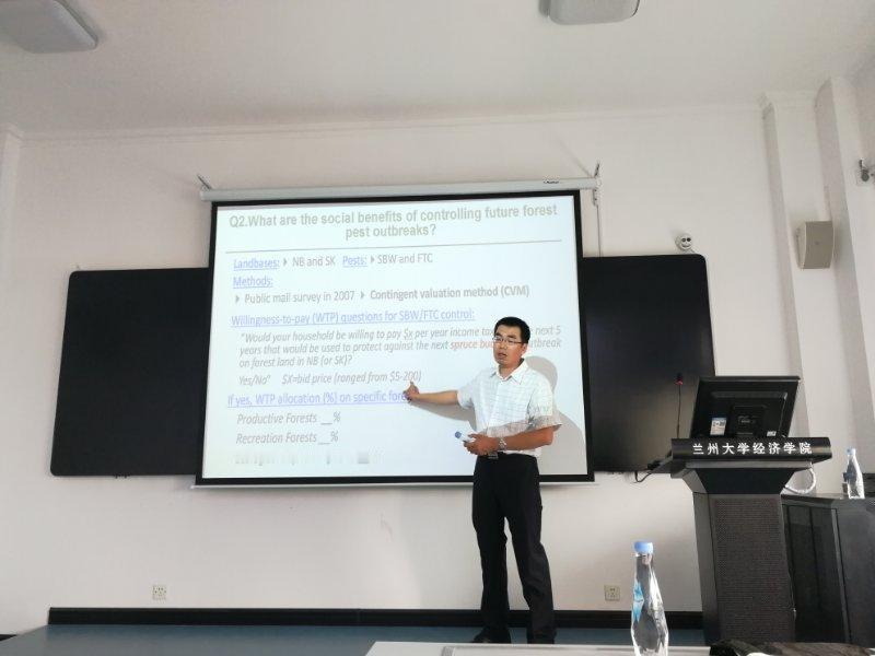 清明节前，领导让我问问我同学回来吧，回来的话约着一起吃个饭。
我同学在外省一家9