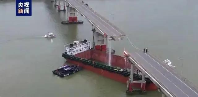 【弱不禁风？】
2月22日05时30分左右，一艘空载运沙船，航经洪奇沥水道时触碰
