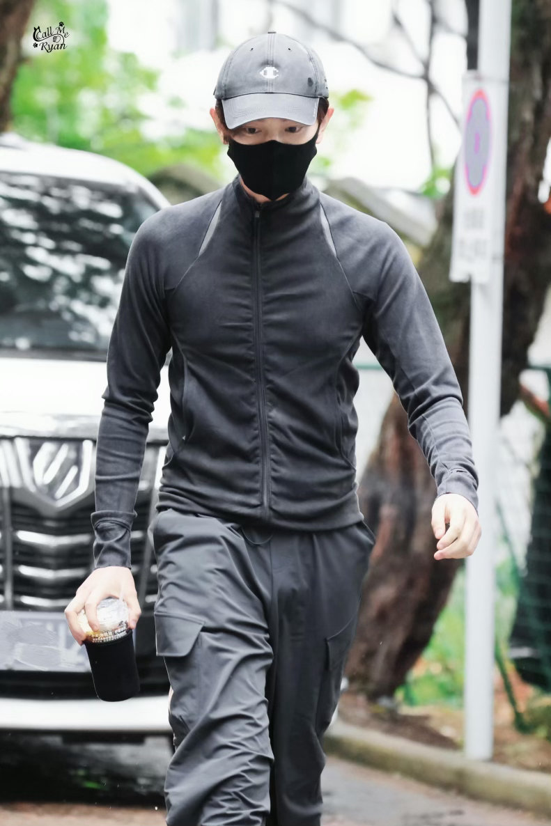 丁禹兮今日上班路透📸 全黑运动风造型气场拉满，宽肩窄腰身材比例绝了 