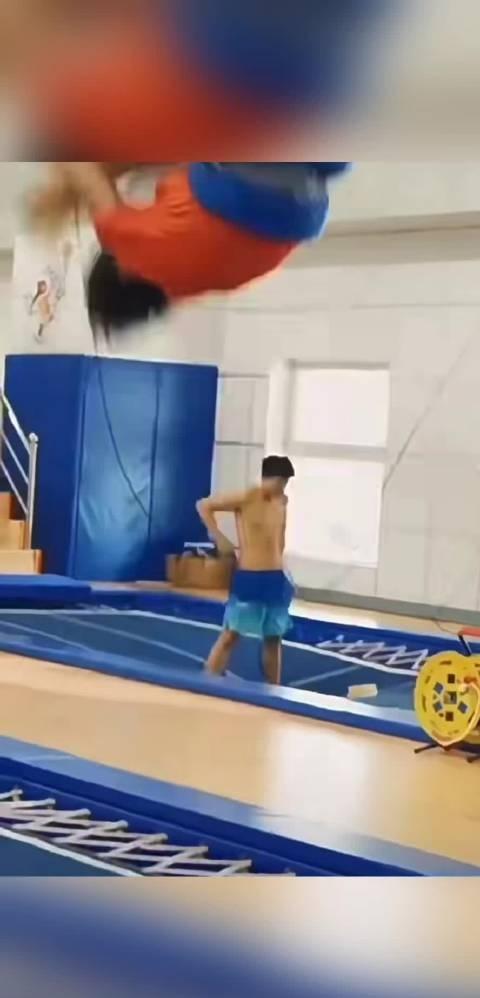 全红婵

19岁的全红婵，已是手握三枚奥运金牌的“跳水天才”，她用“水花消失术”