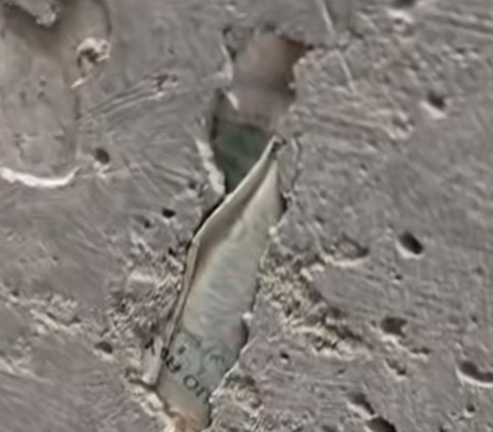 安徽，一个施工师傅在做工的时候，
在梁里意外发现了50块钱，
师傅表示：最开始想