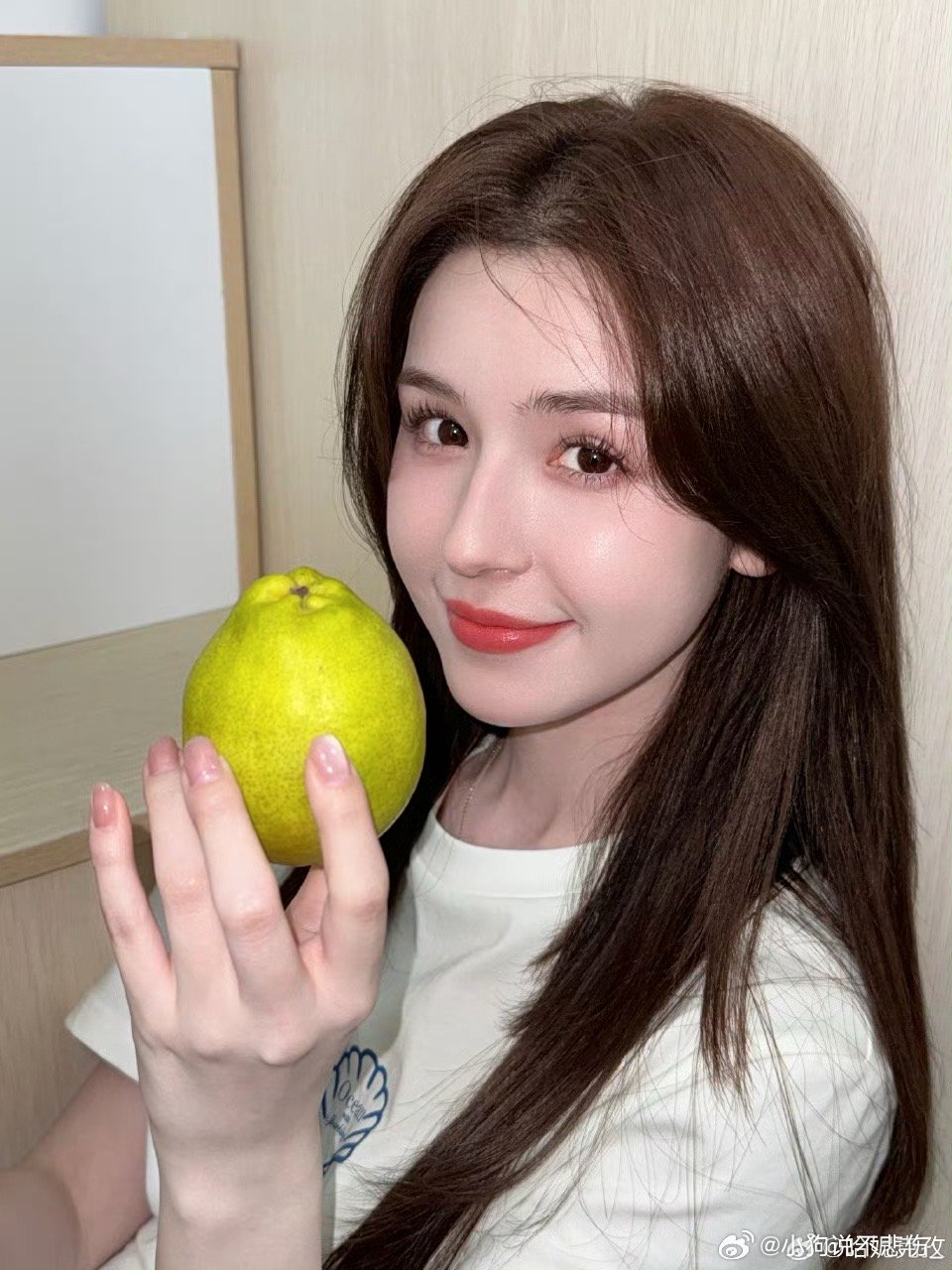 哈妮克孜一天一梨永葆beauty哈妮克孜拿梨真的好可爱的哇，而且一天一个梨永葆b