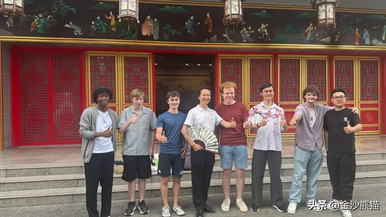 美国大学生体验川剧。
西南交大外国语学院＂美国大学生成都研学行项目”一一来自美国