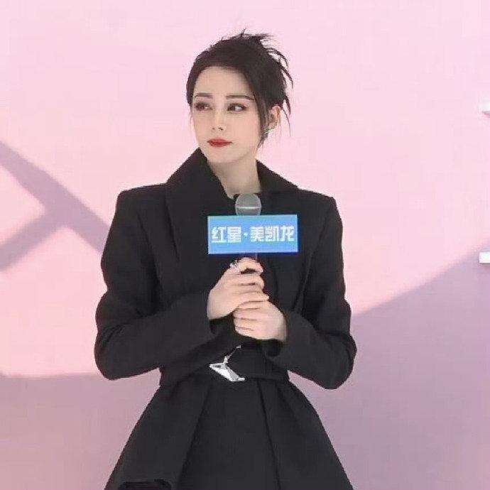迪丽热巴黑高定抓发look，迪丽热巴出场即惊艳，谁懂这个热巴手拿黑伞出场的瞬间就