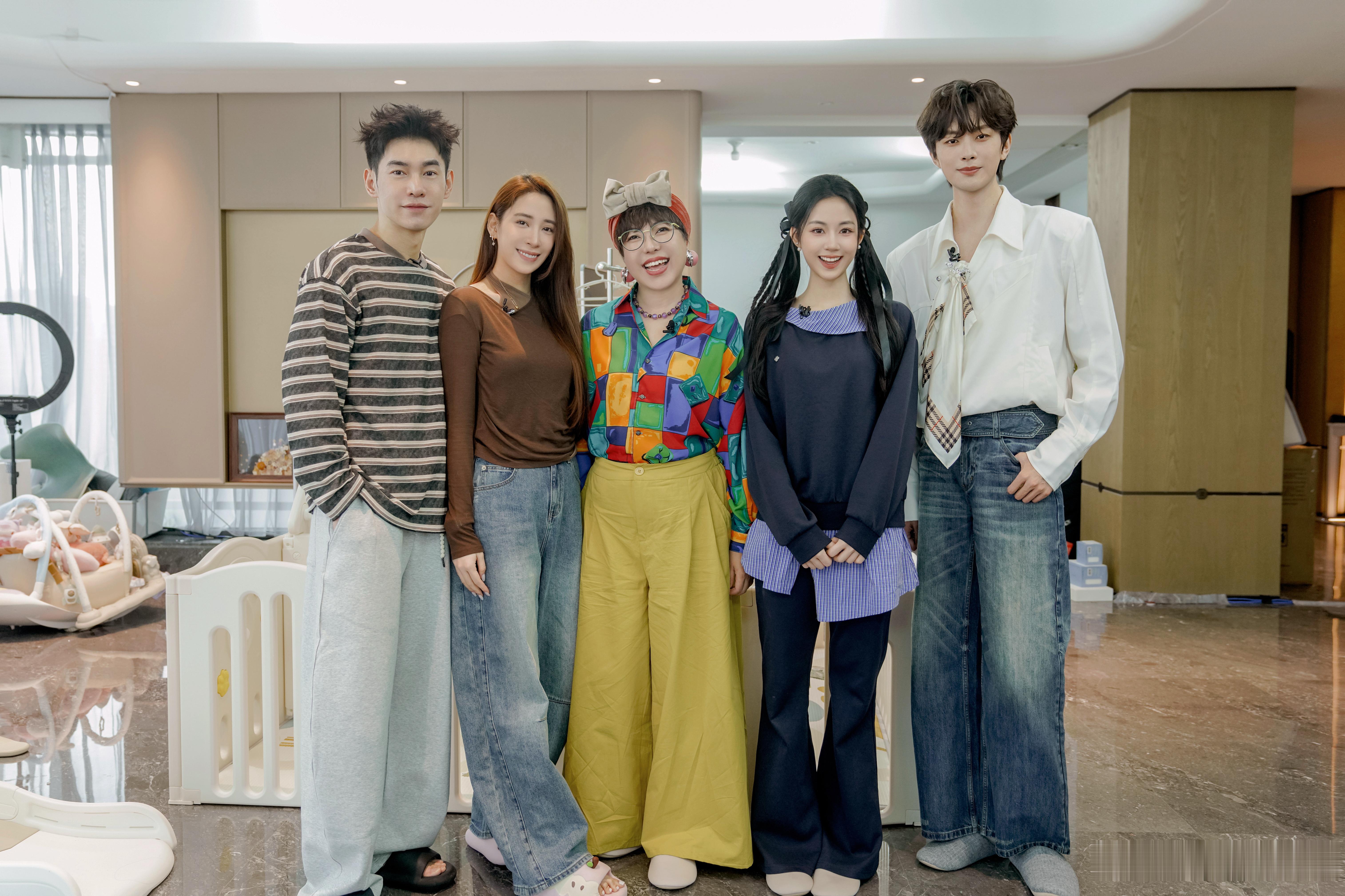 花少团聊“晚上听着雨声聊天，这种时刻太珍贵”，把浪漫的小瞬间说出来，后劲里全是画