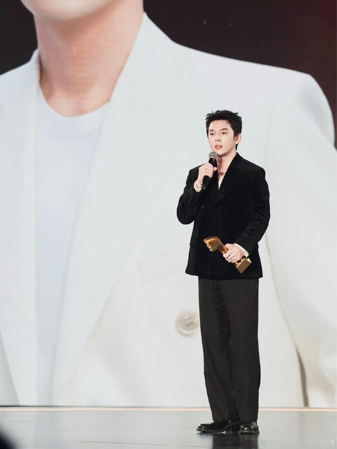 旺旺说把李佳琦全年排满了李佳琦请假拍综艺一边感受综艺新鲜氛围，一边坚守直播岗位，