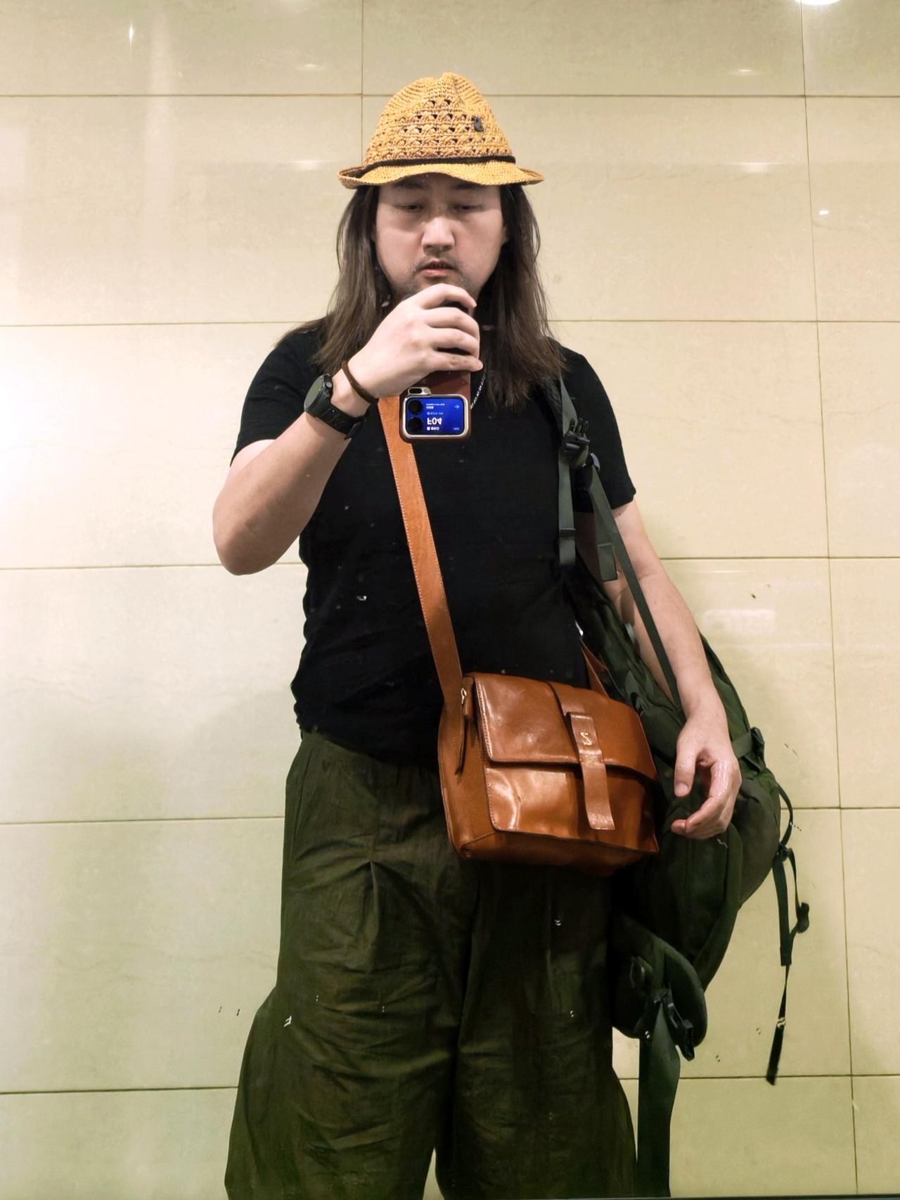 重庆江北机场出发去合肥，合适的航班只有东航了，那就先到冷饮店坐一会，新上了饮品种