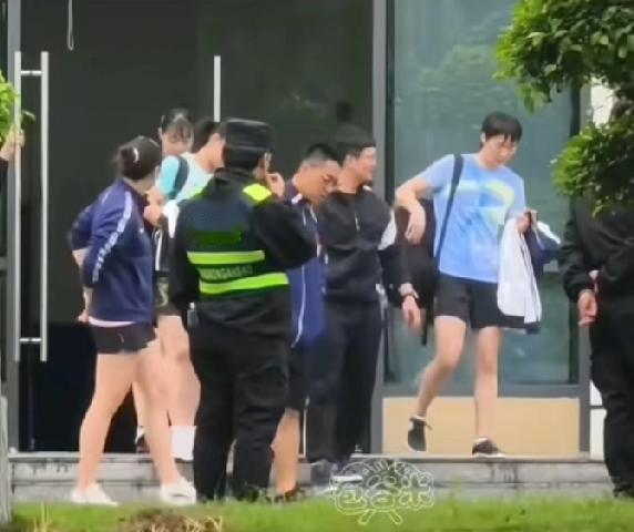 成都国乒训练基地，王曼昱与队友徐奕、白思文等一起结束体能训练后，返回公寓。
一群