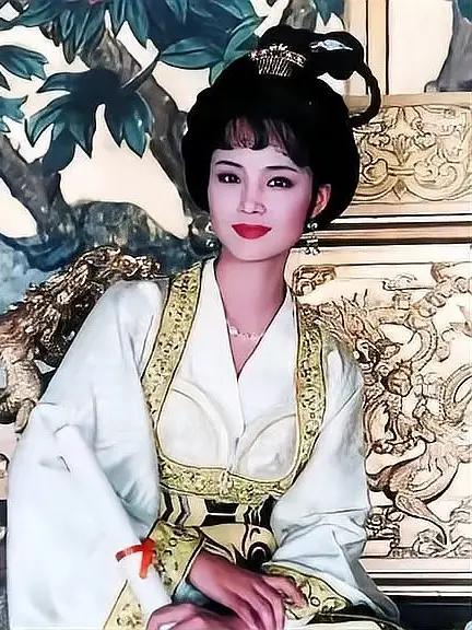 公元710年7月，李显叫上官婉儿来侍寝，俩人折腾完，上官婉儿靠在他的胸膛之上，轻