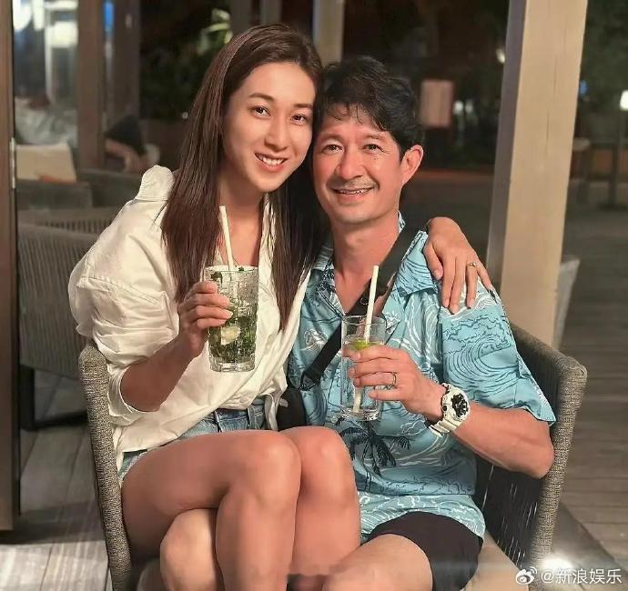 钟嘉欣先追的老公钟嘉欣老公是姐姐介绍的 据港媒，近日在节目中分享最初是姐姐介绍老