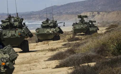 美军第一波2000海军陆战队发动突击，第二波，美军第82空降师3000人发动突击