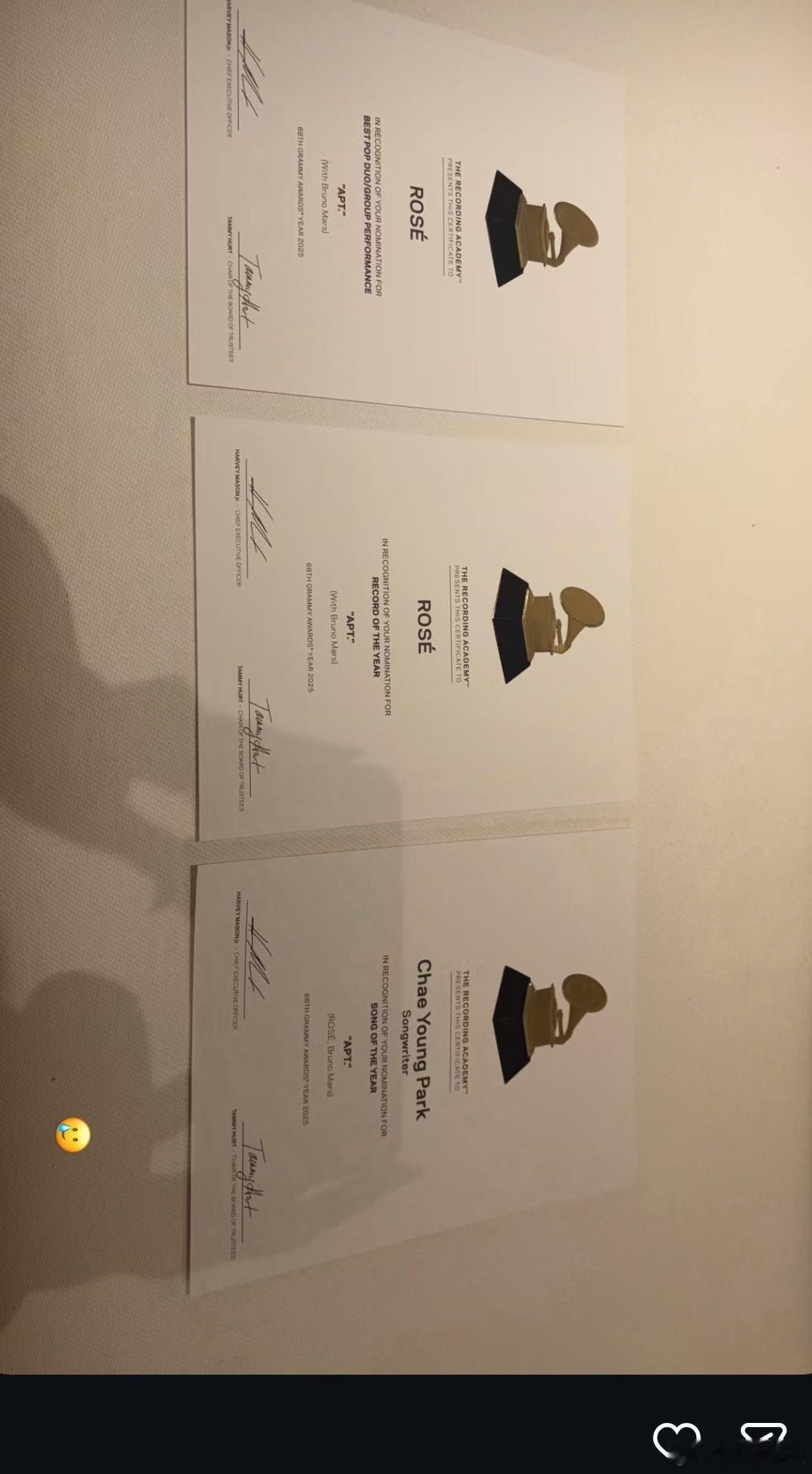 朴彩英夯爆了，未来一定会捧一座奖杯回家的！朴彩英晒格莱美纪念牌和证书朴彩英晒格莱