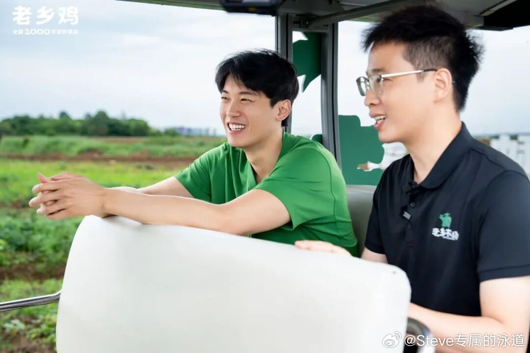 7月4日，老乡鸡全球健康代言人汪顺来到合肥，开启一场老乡鸡产业链溯源之旅。汪顺老