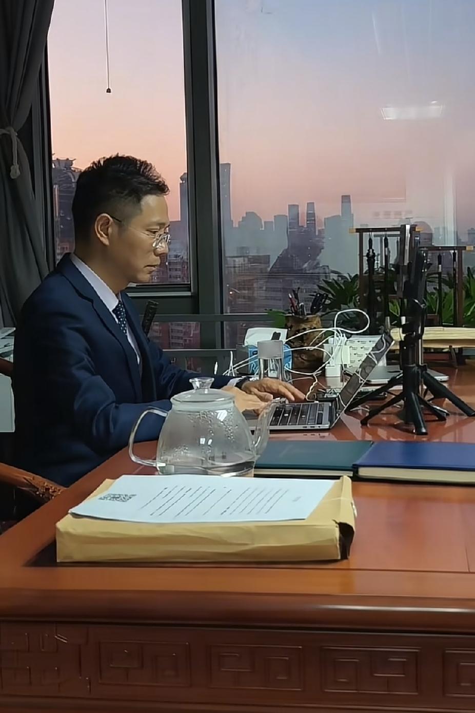 李老师发视频讲述：王某晶5月15号到期就出来了。

李老师从五月六号至七号，八号