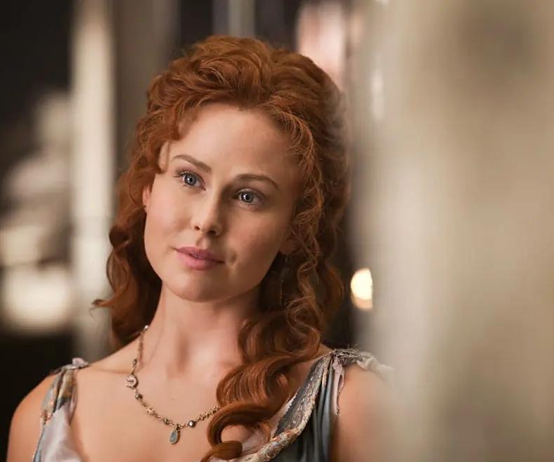 安娜·哈彻森回来了。
三年没拍戏，她突然回到新西兰拍独立电影，还搞环保题材。
这