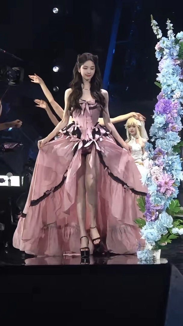 陈都灵开头这个比例完全是神来了我的天哪，高颜值，高身材，高情商，高智商，高学历 