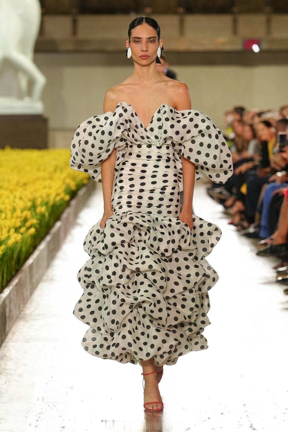 Karlie Kloss惊喜亮相Carolina Herrera2027春夏大秀