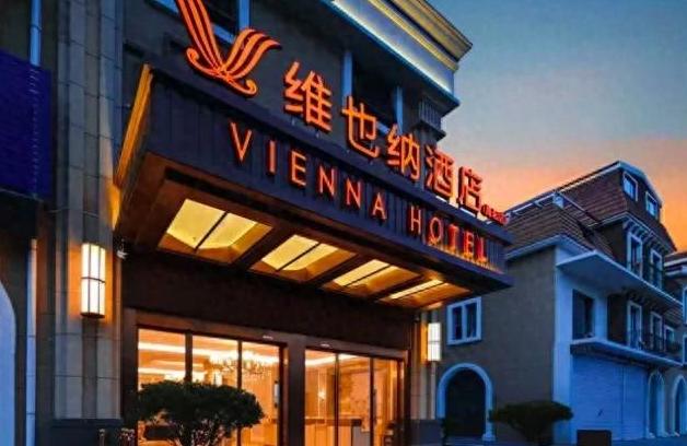 全世界最大的骗局可能就是维也纳酒店了，它根本就不是靠住宿赚钱的，说出来你可能不信