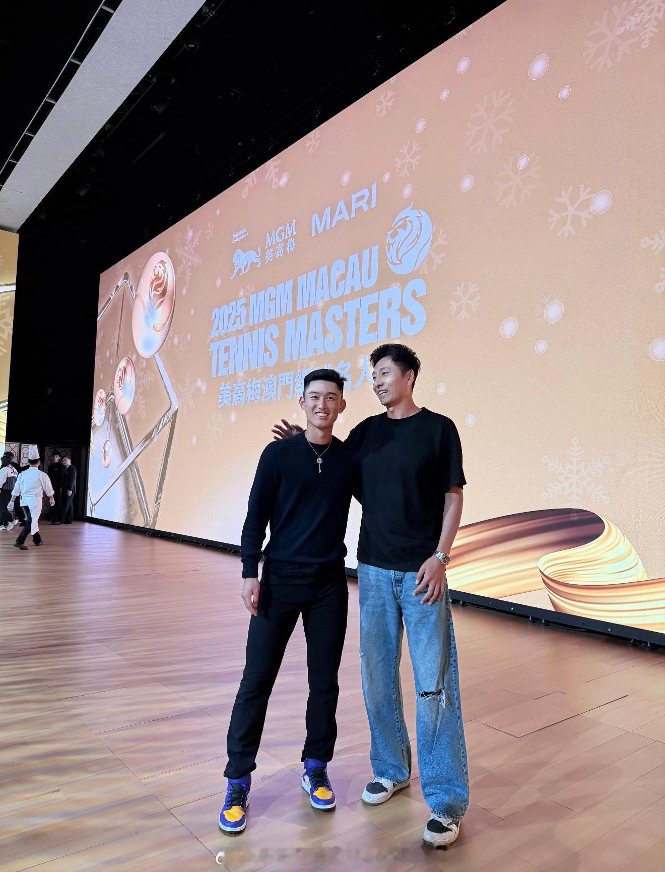 王楚涵发和商竣程合影，表示澳门表演赛谢幕成功。 