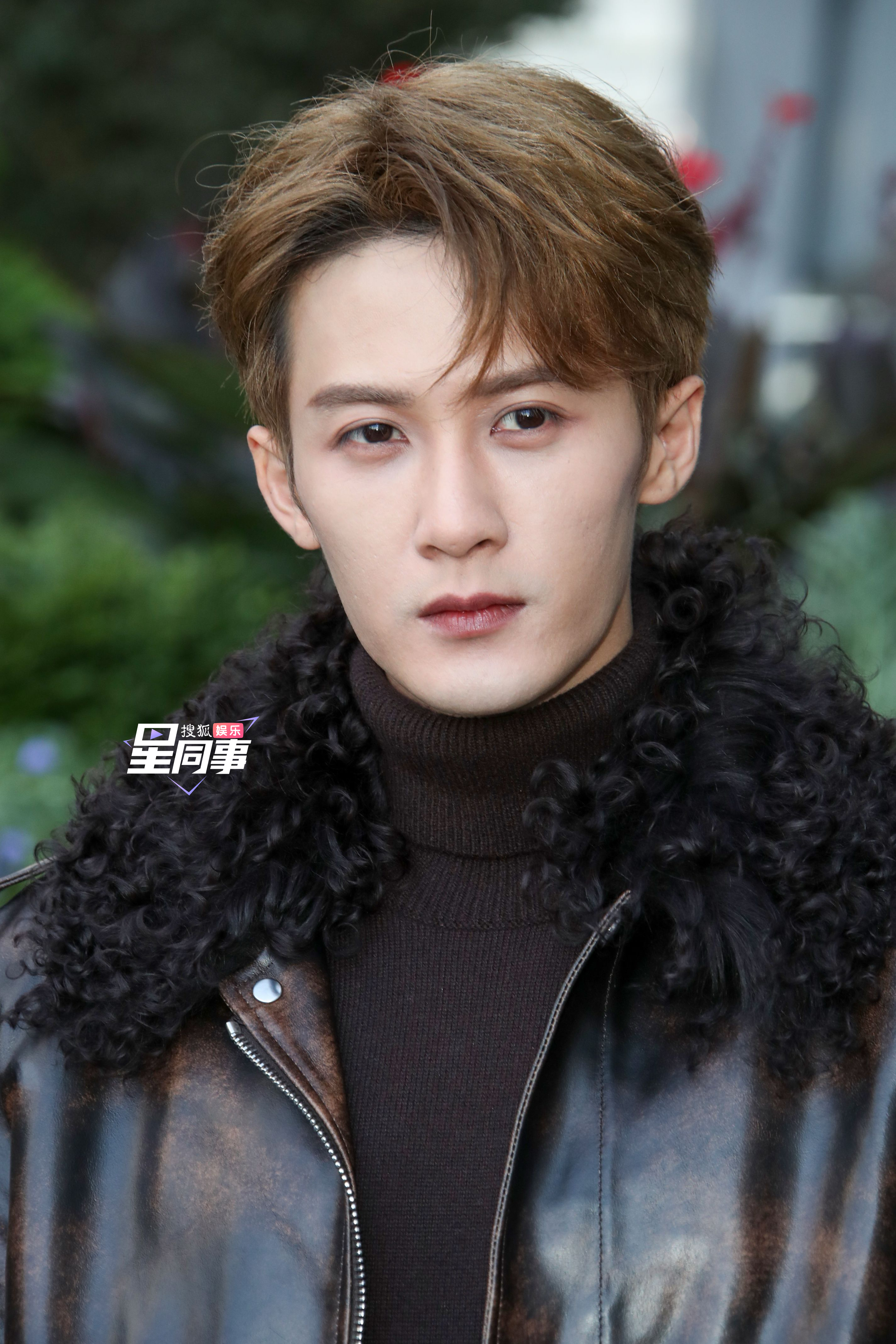 #檀健次[超话]# 檀哥时装周生图🈶[老师爱你]水灵灵的好嫩呀，怼脸也丝毫不慌