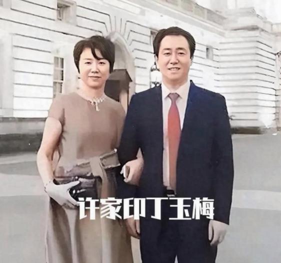 远在英国的丁玉梅，看到老许父子三人被宣判的消息，尤其是看到相伴了近40年的枕边人