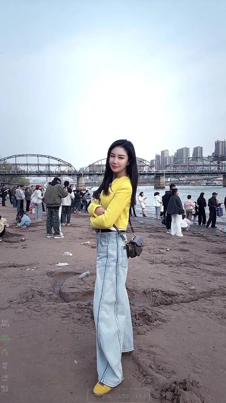 《南浔行》
春日南浔至，
小桥连水阴。
渔舟穿柳影，
烟绕故人心。

赏析：诗作