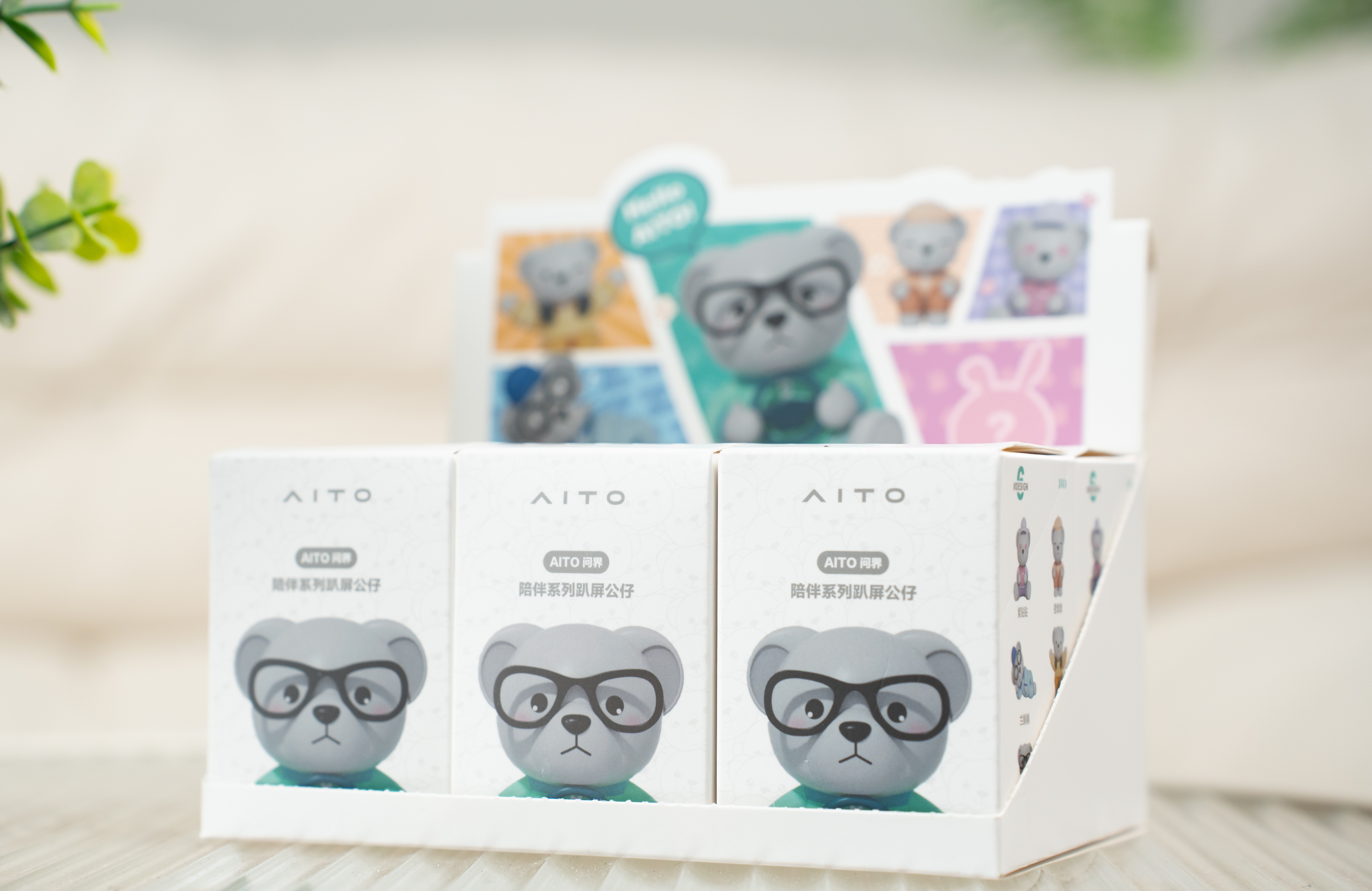 问界陪伴系列趴屏公仔：中控屏上的“小黏人精”来啦！虽说没开出隐藏款，但一盒六个整