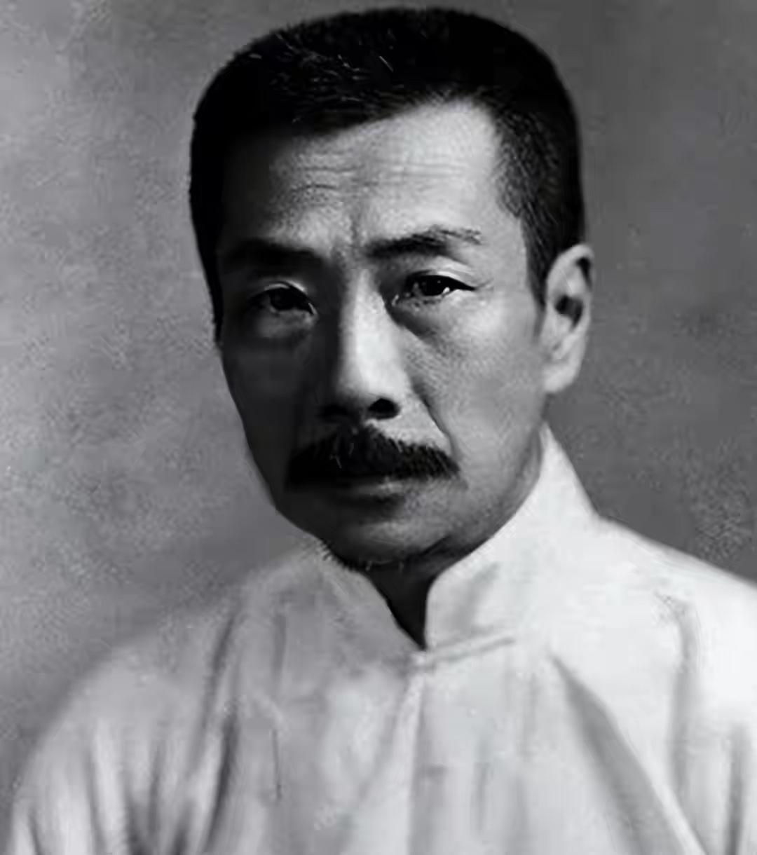 很好奇的一点
鲁迅没有一部长篇巨著
为什么在文学界被奉为大师呢？
因为，在近现代