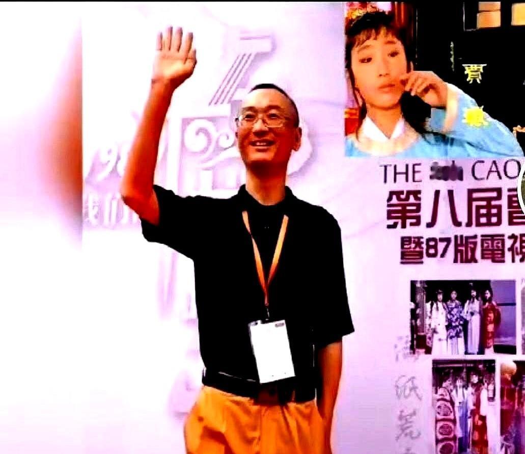 他演过最被讨厌的贾环，结果这辈子靠“坏人”人设赚翻了。
卖楼时，客户一见他脸就想