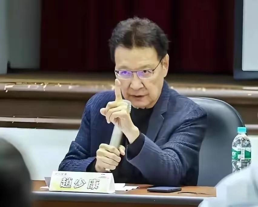 真是笑到肚子痛！得知国民党主席郑丽文即将受邀访问大陆的消息后，台湾那位所谓媒体人