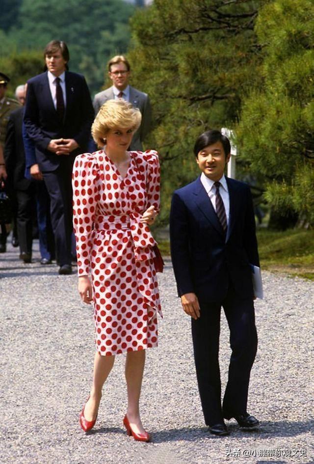 1986年，英国戴安娜王妃在日本访问时，与日本第126代天皇德仁游玩时的留影。因