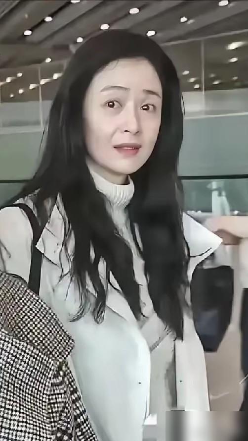 43岁蒋欣饿到脱相，为镜头硬扛太让人心疼
 
最近曝光的蒋欣无修生图，看完让人心