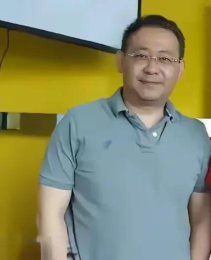 姜文、姜武不仅是知名演员，还是演艺圈里的知名的兄弟！      他俩外貌如相似，