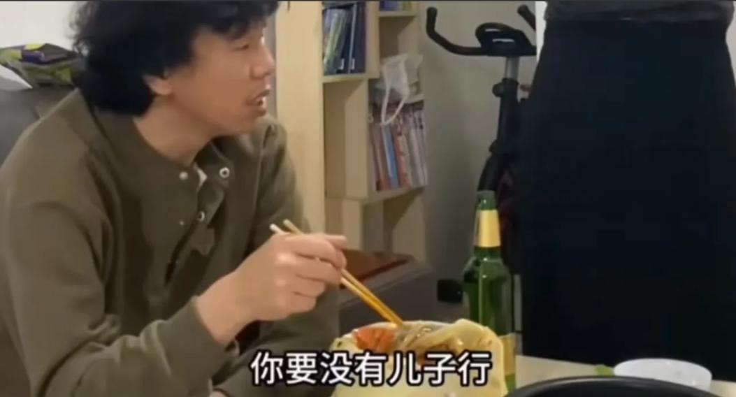 2023 年 10 月，妻子想把父母接过来尽孝，老公立马说：“你把他们接过来可以