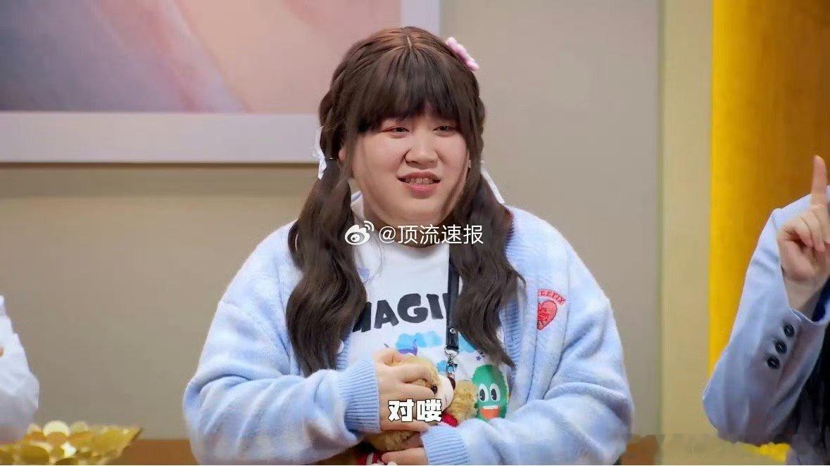 #胖女孩 偶像剧女主# 刘胤君在《超懂你的颅内小圈》中的深情对视，甜到让人尖叫。