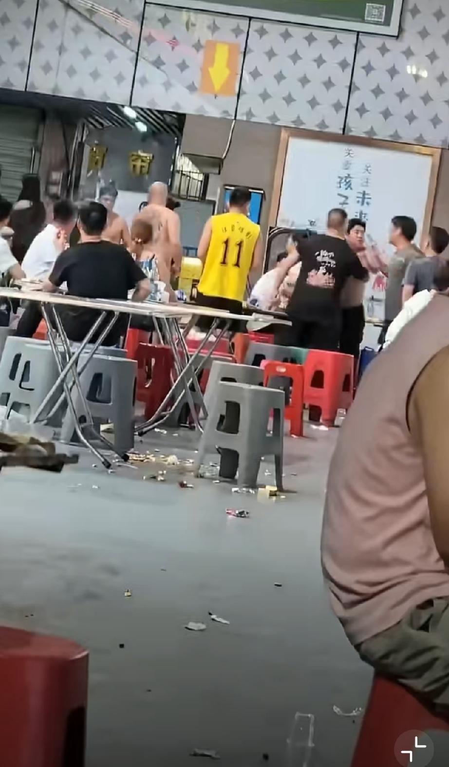 灰衣男很聪明，双手插背，就赌你不敢动手。。。黑衣服的小男生 灰衣酷自拍 灰衣小伙
