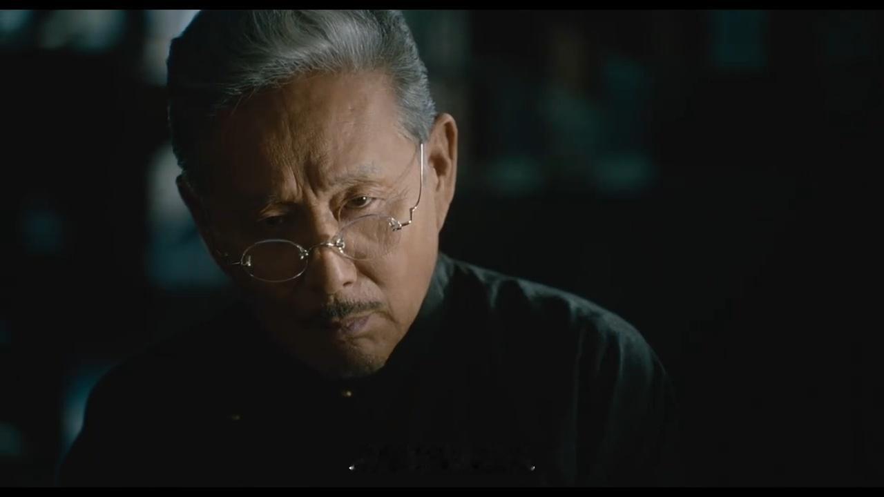 老头这种眼神真的很吓人，我不懂陈千里是不是也是抖m以前觉得老头厉害崇拜老头让老头
