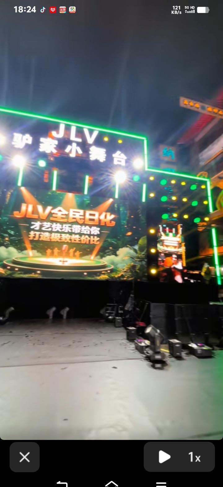 二驴最近不怎么抛头露面了。
以前他是那种必须站舞台中央的人，直播间里咋咋呼呼，恨