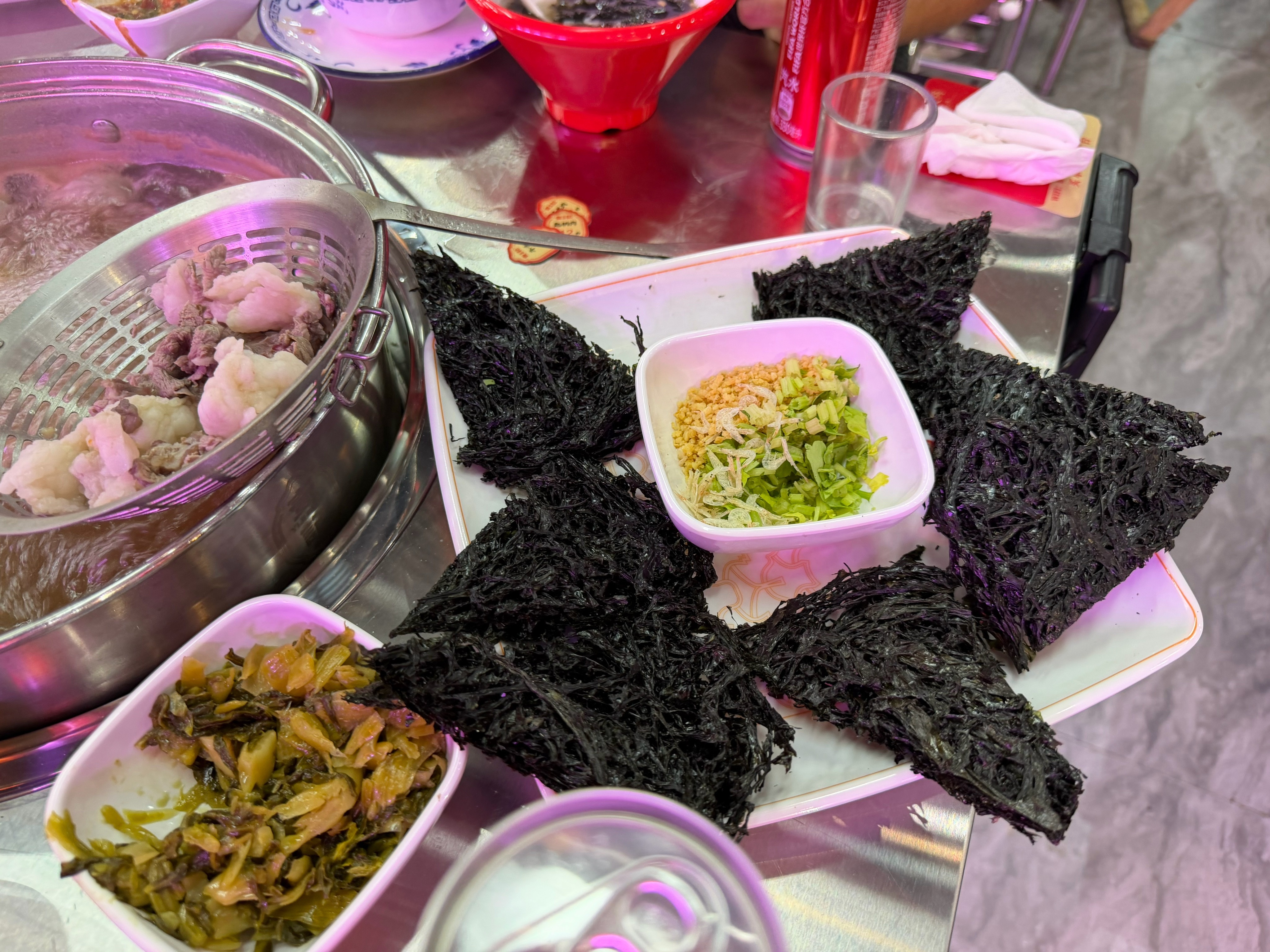 这个有意思，东湖紫菜。先把紫菜和配料和牛肉放在碗里，加一勺汤，牛肉紫菜汤！绝绝子