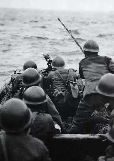 1942年，一位渔夫载着16名日军渡江。突然，他毫无征兆的撤下船桨，朝着江面纵身