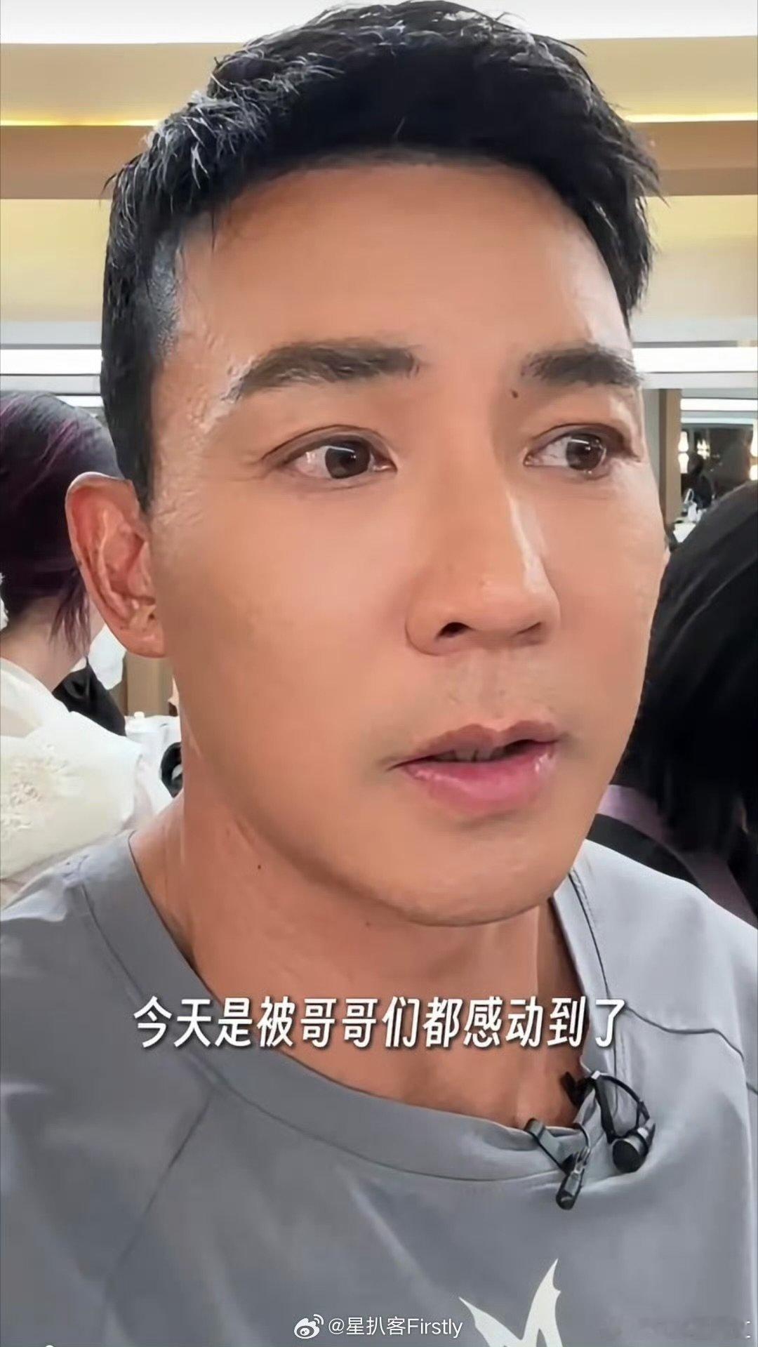 曾辉在刘畊宏笑点上曾辉唱歌刘畊宏卷腹披荆斩棘名场面反复回看，曾辉的歌声触发刘畊宏