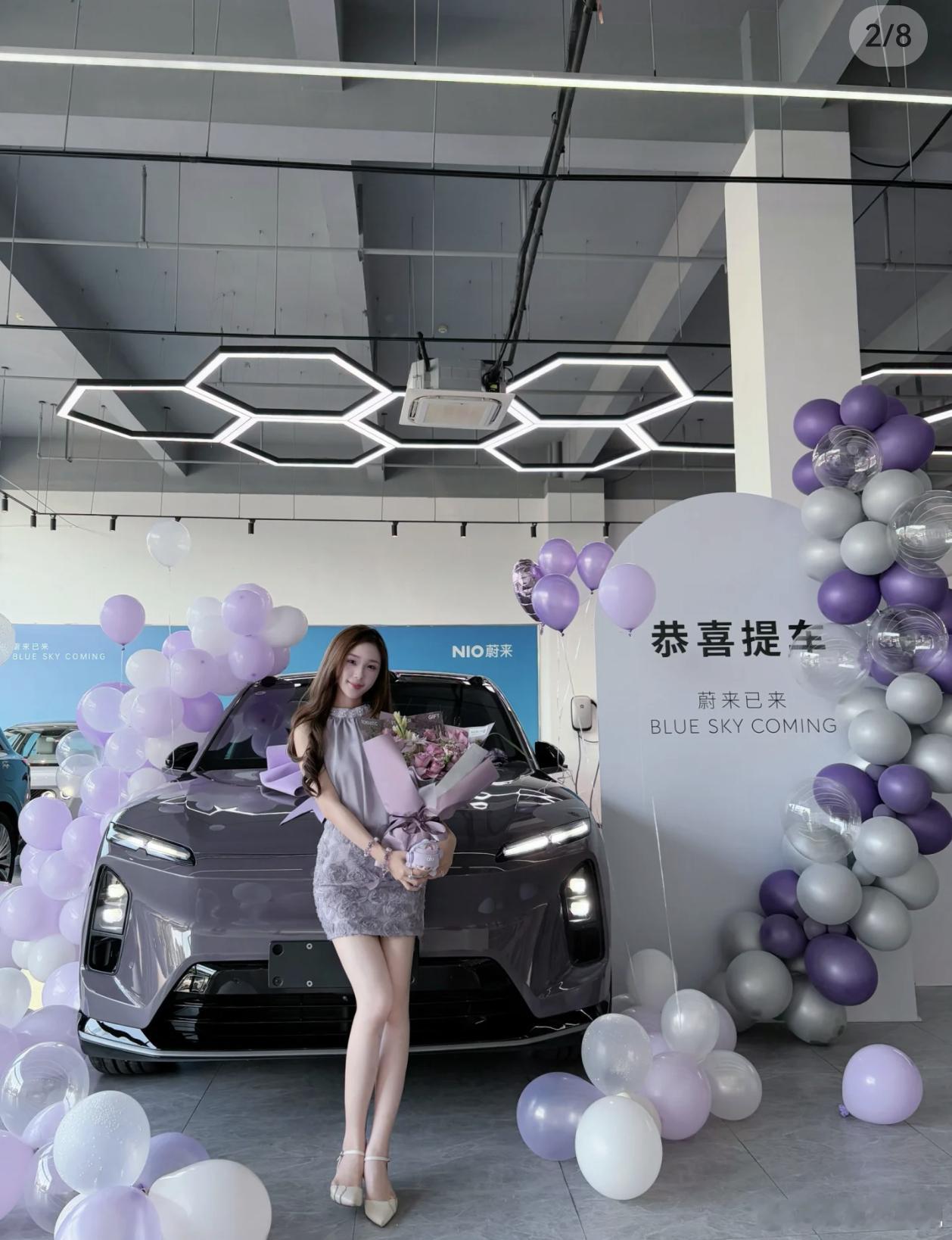 PQ教父又忍不住赋诗一首:紫气蔚来落身旁，紫颜气质确实夯。余生前路皆平趟，一路清
