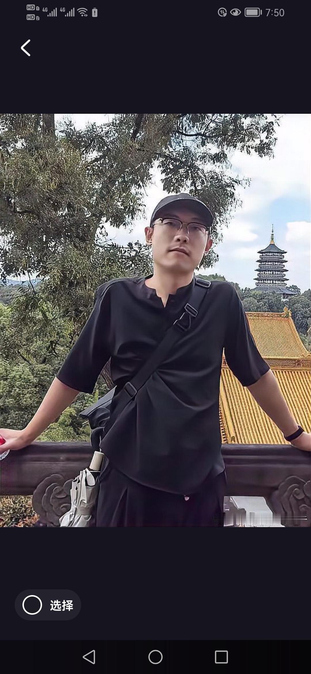 演员仝卓的弟弟在柬埔寨失联已逾两周，家属紧急求助引发关注。
近日，演员仝卓发布了