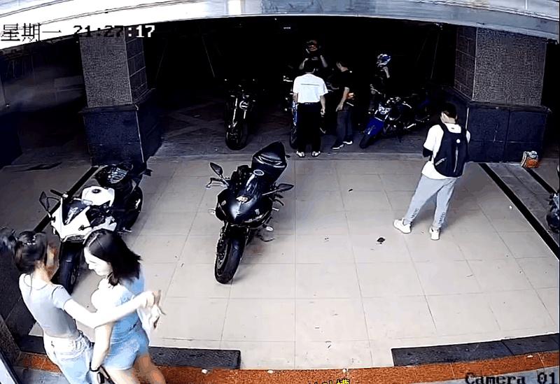 俩姑娘这回是真尴尬到脚趾抠地了，现场那一下，脸都快红透了，想装没事都装不下去。