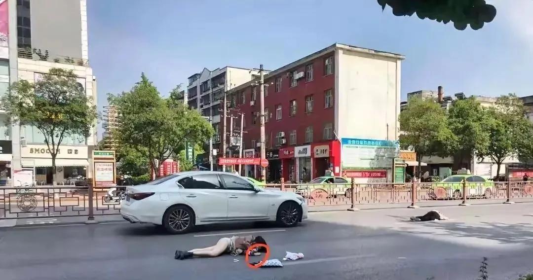 男子将24岁女孩撞成高位截瘫，得知要赔200万，灵机一动将名下2套房过户给女儿，